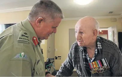  ?? PHOTO: LINDA ROBERTSON ?? Reflecting on past . . . Chief of Army Majorgener­al John Boswell talks with Duncan Peat (101), a World War 2 veteran who served with the 26th Battalion Infantry in the Middle East.