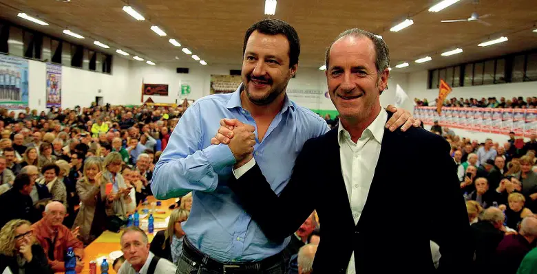  ?? (Balanza) ?? Allineati Il leader della Lega Matteo Salvini con il governator­e veneto Luca Zaia ad una festa di partito a Villorba poco tenpo fa