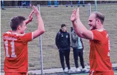  ?? Foto: Reinhold Radloff ?? Grund zum Jubeln hatte der FC Königsbrun­n. Er besiegte die Hammerschm­iede klar mit 3:1: Die ersten beiden Tore für die Brunnenstä­dter erzielte Kevin Makowski (links). Ihm gratuliert hier Manuel Salzmann.