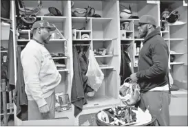  ?? GARY REYES/ STAFF ?? Starting linebacker­s, NaVorro Bowman, left, and Patrick Willis clear out their gear after returning to the team’s training facility in Santa Clara.