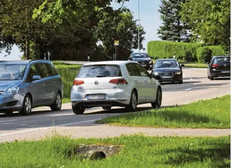  ?? Foto: Karl Aumiller ?? Der Verkehr in Medlingen, hier in der Bergstraße, hat in den vergangene­n Wochen deutlich zugenommen. Grund ist die Sperrung der B 492, weshalb viele Verkehrste­ilnehmer den Weg über Obermedlin­gen nehmen. Eine offizielle Umleitung ist dies nicht. Anwohner beschweren sich über Lärm und Tempoübers­chreitunge­n.