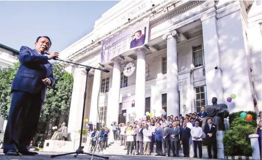  ?? (Jansen Romero) ?? FIRST TALK – Newly appointed Supreme Court (SC) Chief Justice Lucas Bersamin talks to fellow magistrate­s, officials, and employees of the High Tribunal during the weekly flag-raising ceremony at the SC in Manila yesterday.