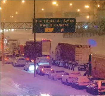  ??  ?? Plus de 300 automobili­stes sont demeurés coincés sur l’autoroute 13 au plus fort de la tempête mardi soir dernier.