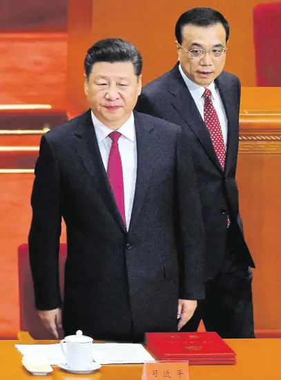  ?? Čínští političtí lídři již nyní zvažují, kdo v budoucnu nahradí prezidenta Si Ťin-pchinga (vlevo) i premiéra Li Kche-čianga. ?? Obměna kádrů.
