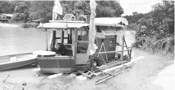  ??  ?? The boathouse was towed to a spot near Kampung Pebahanan.