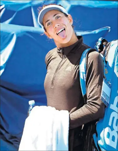  ??  ?? MOTIVADA. Garbiñe Muguruza saca la lengua a los fotógrafos tras su entrenamie­nto de ayer en Melbourne.