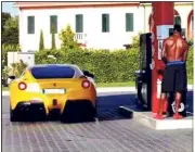  ?? (DR) ?? Balotelli et sa Ferrari, ce week-end en Italie.