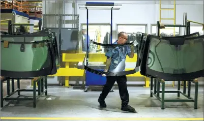  ?? BLOOMBERG ?? An employee carries a rear windshield at the Fuyao Glass America production facility in Moraine, Ohio.