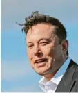  ??  ?? Tesla‰Chef Elon Musk im September bei seinem Besuch in Grünheide.