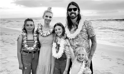  ?? ?? ‘Genial and enthusiast­ic’: Dave Grohl with his wife, Jordyn, and their children at the beach. Photograph: Jordyn Grohl