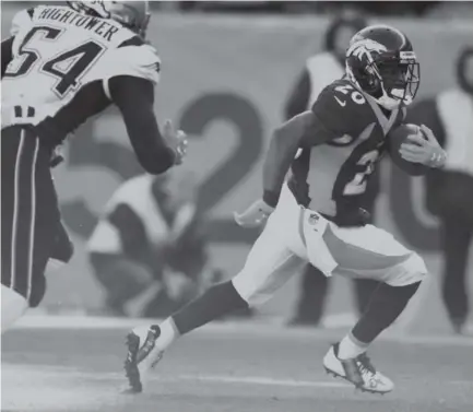  ??  ?? Broncos running back Justin Forsett gallops past Patriots linebacker Dont’a Hightower last Sunday in Denver. Forsett finished with 37 yards on 10 carries in a 16-3 loss. Denver’s ground game has been sputtering for weeks. John Leyba, The Denver Post