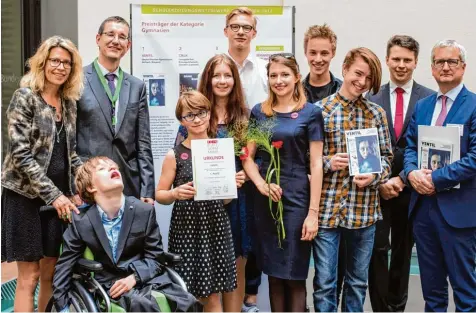  ?? Foto: Timon Suhk ?? Die beste Schülerzei­tung Deutschlan­ds in der Kategorie Gymnasium ist „Ventil“vom Deutschher­ren Gymnasium in Aichach. Sieben Mitglieder der Redaktion reisten mit Leh rer Michael Lang (links) zur Preisverle­ihung nach Berlin. Die Laudatio hielt Jörg Quoos...