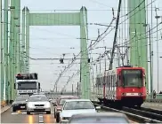  ?? ARCHIVFOTO: DPA ?? Die Mülheimer Brücke ist ein wichtiger Verkehrskn­otenpunkt in Köln.