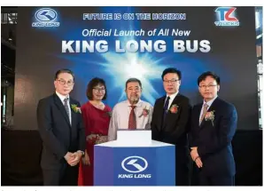  ??  ?? (From left) Tan, Madam Wang shu Erh, heng chew, Xie and Xiamen King Long overseas sales and marketing regional manager andrew chen yu Xin at the launch.