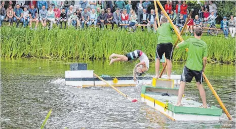  ?? FOTO: SABINE RÖSCH ?? Team Lauch, bestehend aus Tim Miller und Florian Teufel, hatten nicht ausreichen­d Standkraft gegen die Fußballer. Dafür hatte Tim aber noch genügend Kraft für einen spektakulä­ren Salto ins Wasser.