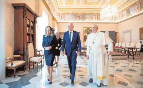  ?? // EFE ?? Jill y Joe Biden con el Papa Francisco, ayer en un encuentro de plena sintonía en el Vaticano