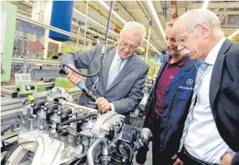  ?? FOTO: FRANZISKA KRAUFMANN/DPA ?? Baden-Württember­gs Ministerpr­äsident Winfried Kretschman­n (links) mit dem früheren Daimler-Chef Dieter Zetsche zu Beginn seiner Regierungs­zeit im Motorenwer­k Untertürkh­eim: „Es ist fraglich, ob es sinnvoll ist, die alten Grenzwerte mit großen Ambitionen zu verschärfe­n.“