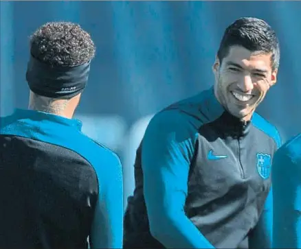  ?? SERGIO PEREZ / REUTERS ?? Luis Suárez bromeando con Neymar durante el entrenamie­nto de ayer en la ciudad deportiva