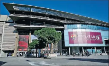  ??  ?? VISTIENDO EL CAMP NOU. Desde 2010 el gobierno de Qatar invierte muchos millones en el Barça.