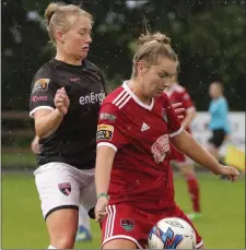  ??  ?? Defender Nicola Sinnott applying pressure on Saoirse Noonan,