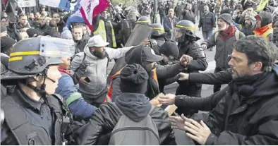  ?? EFE / EPA / JULIEN DE ROSA ?? Policías antidistur­bios en la estación de Austerlitz.