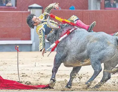  ?? EFE ?? El momento en el que José Garrido es volteado por el primero de su lote, resultado con lesiones graves.