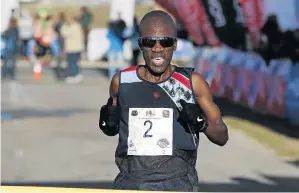  ?? / ROGER SEDRES / GALLO IMAGES ?? Stephen Mokoka defended his title at the Half-Marathon Championsh­ips in Port Elizabeth on Saturday .