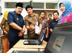  ?? ARYA DHITYA/ JAWA POS ?? PASTIKAN FASILITAS: Soekarwo bersama Kepala Dinas Pendidikan Jawa Timur Saiful Rachman meninjau ruangan untuk tes ujian nasional di SMKN 6 Surabaya.