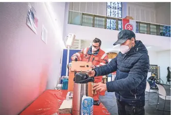  ?? FOTO: ANNE ORTHEN ?? In der Berger Kirche haben Helfer der Johanniter die Obachlosen mit heißen Getränken gegen die Kälte versorgt. Das winterlich­e Wetter kann für Menschen, die auf der Straße leben, gefährlich werden.