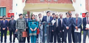  ?? Associated Press ?? ↑ Mohammad Faisal (centre) briefs journalist­s regarding a meeting with Indian officials at Wagah border, near Lahore, on Wednesday.