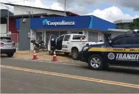  ?? MARIO CORDERO. ?? Los asaltantes huyeron en un carro que los estaba esperando.