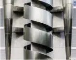  ??  ?? La manufactur­e Omega (ici, l’escalier extérieur), à Bienne (Suisse), élaborée par l’architecte japonais Shigeru Ban : sophistica­tion et fluidité.