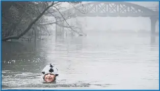  ??  ?? Charity fundraiser Helen Edwards takes a freezing dip in the Thames at Oxford