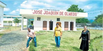  ?? ?? Profesores de la Unidad Educativa Olmedo realizan las últimas mejoras a las instalacio­nes para recibir hoy a los alumnos.