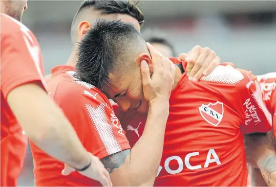  ?? JUAN FOGLIA ?? Entre el dolor y la alegría. En la jugada previa a su gol, Maxi Meza sufrió un golpe y pensó que tenía una lesión. Alan Franco lo abraza.