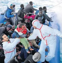  ?? HANI AMARA /REUTERS ?? Ajuda. Equipe da Líbia resgata imigrantes no litoral do país