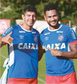  ??  ?? Edson e Jackson treinam normalment­e e podem atuar no clássico Ba-Vi