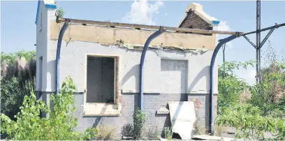  ?? Pictures: Hein Kaiser ?? WEED-INFESTED WRECK. If paint was valuable it would also have been stripped. Everything else was looted from Benoni station. The century-old building lies in ruins.