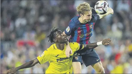  ?? Foto: efe ?? Nicolas Jackson en el partido ante el fc Barcelona, en plena pugna con frenkie de Jong