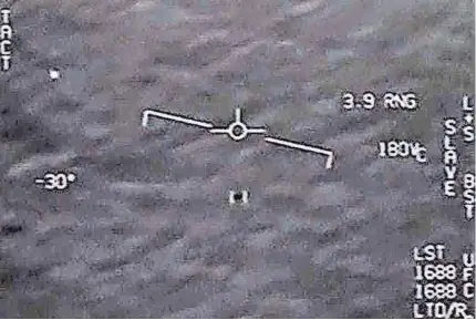  ??  ?? A still image from an apparent UFO sighting by U.S. Navy pilots.