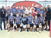  ??  ?? Carolina Martínez, del departamen­to de Promocione­s de Claro, premia al equipo del colegio Padre Fantino, campeón de la etapa del Cibao del Intercoleg­ial Claro de Voleibol Femenino 2017.