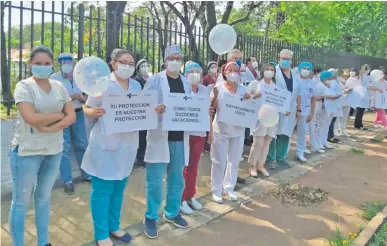  ??  ?? Médicos y personal sanitario del Ineram realizaron ayer una protesta simbólica a modo de ruego por el aumento de casos covid-19.