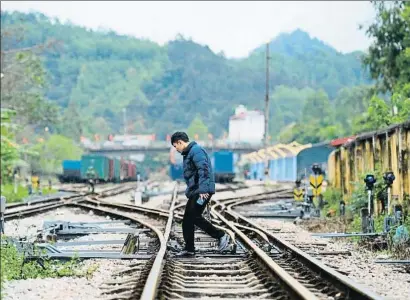  ?? NHAC NGUYEN / AFP ?? Un técnico vietnamita repasa las vías de la estación fronteriza de Dong Dang, donde hoy llega el tren de Kim