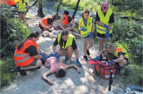  ?? FOTO: PRIVAT ?? Eine realistisc­he Unfallsitu­ation mit fünf Verletzten war im Rahmen der Rettungsüb­ung für die Jugendrotk­reuzler zu bewältigen.