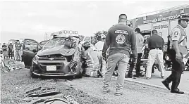  ?? ?? Dos ambulancia­s, una de rescate y otra de SAMU atendieron a los lesionados que fueron llevados al hospital.