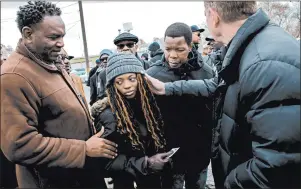  ?? ZBIGNIEW BZDAK/CHICAGO TRIBUNE ?? The Rev. Michael Pfleger, right, and the Rev. Ira Acree, left, talk with Avontea Boose, the mother of Jemel Roberson's son, Friday outside the Midlothian Police Department.