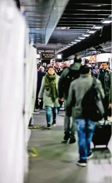  ?? RP-FOTO: ANNE ORTHEN ?? Die Bauarbeite­n im U-Bahnhof des Hauptbahnh­ofs und das hohe Pendlerauf­kommen sorgen für volle Bahnsteige.