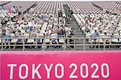  ?? FOTO: VERGARA/AP/DPA ?? Schüler jubeln beim Fußballspi­el während der Olympische­n Spiele zwischen Neuseeland und Südkorea auf der Zuschauert­ribüne. Die ernste Corona-Lage in Japan überschatt­et auch die Paralympic­s. Wie schon zuvor bei Olympia werden Zuschauer ausgeschlo­ssen – mit Ausnahme einiger Kinder.