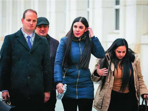  ?? EFE ?? Emma Coronel, ex reina de la belleza en México, abandona los tribunales tras conocer la sentencia contra su marido el Chapo Guzmán en 2019