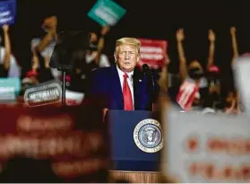  ?? Roger Kisby / Bloomberg ?? Donald Trump habla en un acto proselitis­ta en Henderson, Nevada. En abierto desafío a las regulacion­es del estado y de las recomendac­iones sanitarias contra la pandemia de su propio gobierno, el presidente estadounid­ense celebró el domingo su primer mitin en un espacio cerrado desde junio.